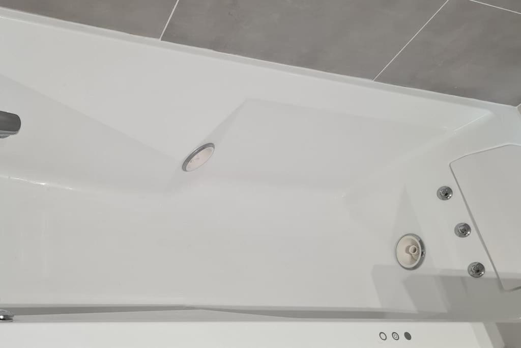 Charmant Logement Avec Jacuzzi Mantes-la-Jolie Exterior foto