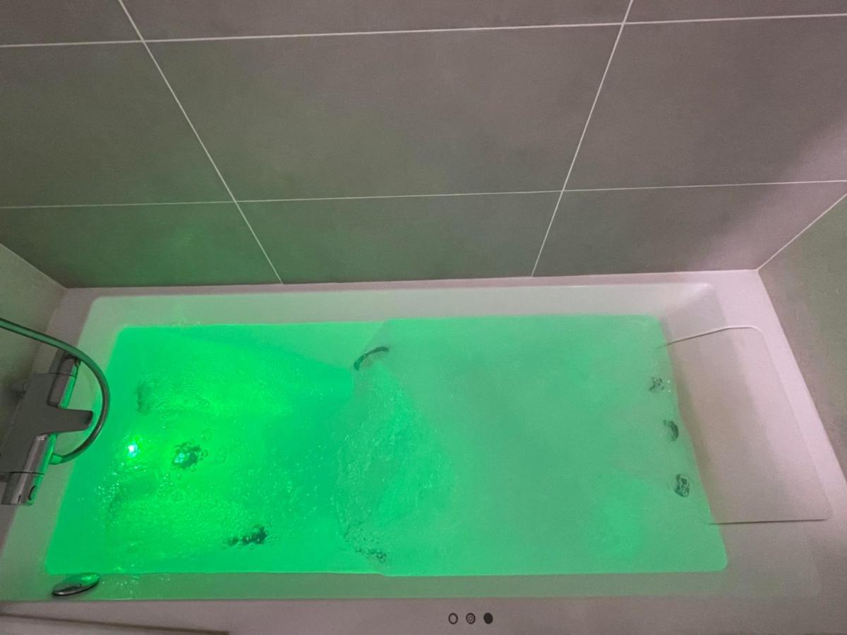 Charmant Logement Avec Jacuzzi Mantes-la-Jolie Exterior foto